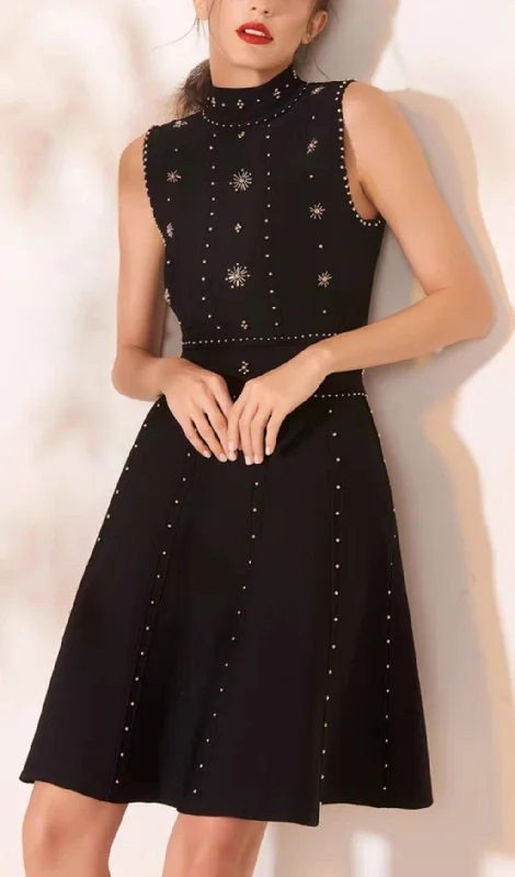SLEEVELESS BEADED DRESS IN BLACK Crew Neckline Sporty